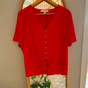 Loose sleeves, vibrant red top 💄